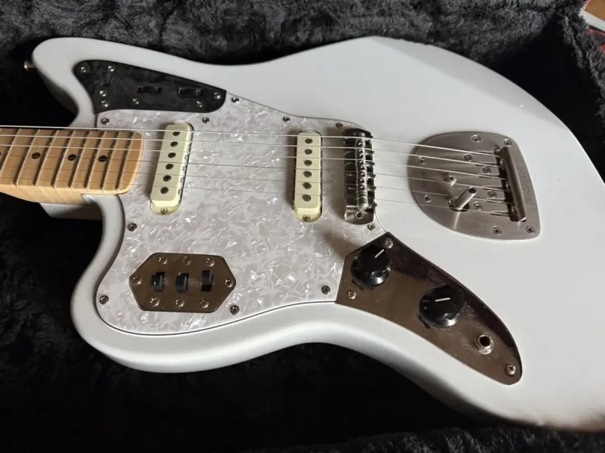 La Jaguar pour gaucher — détail manche et tête